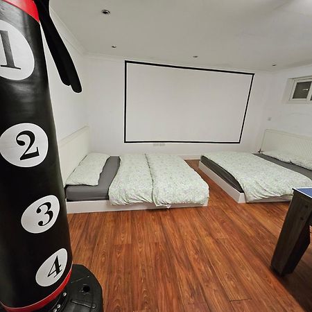 Large Annexe With Games Room Pool Table Ping Pong Air Hockey Movie Projector Уиндзор Екстериор снимка