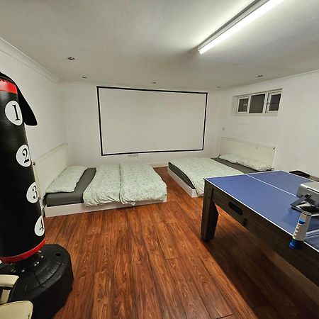 Large Annexe With Games Room Pool Table Ping Pong Air Hockey Movie Projector Уиндзор Екстериор снимка
