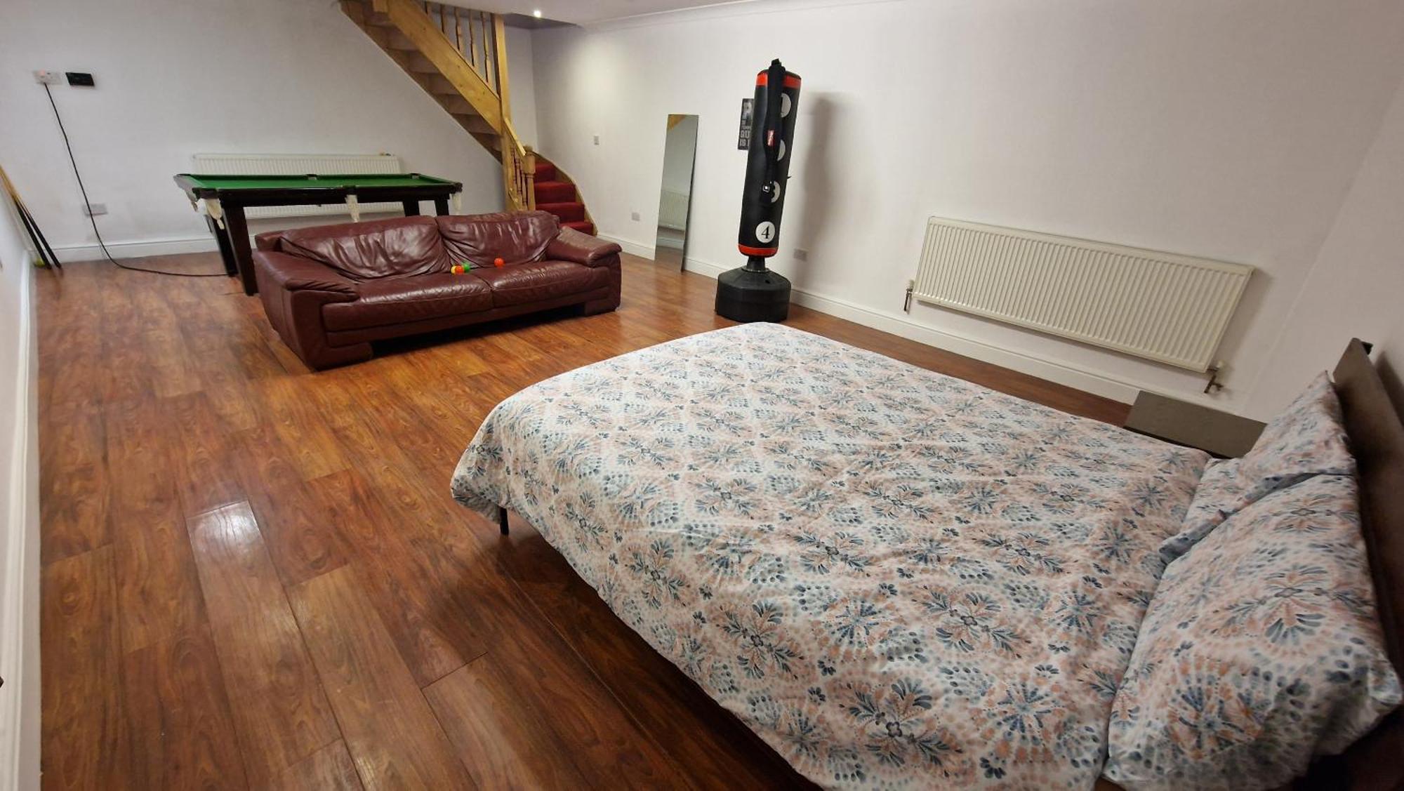 Large Annexe With Games Room Pool Table Ping Pong Air Hockey Movie Projector Уиндзор Екстериор снимка