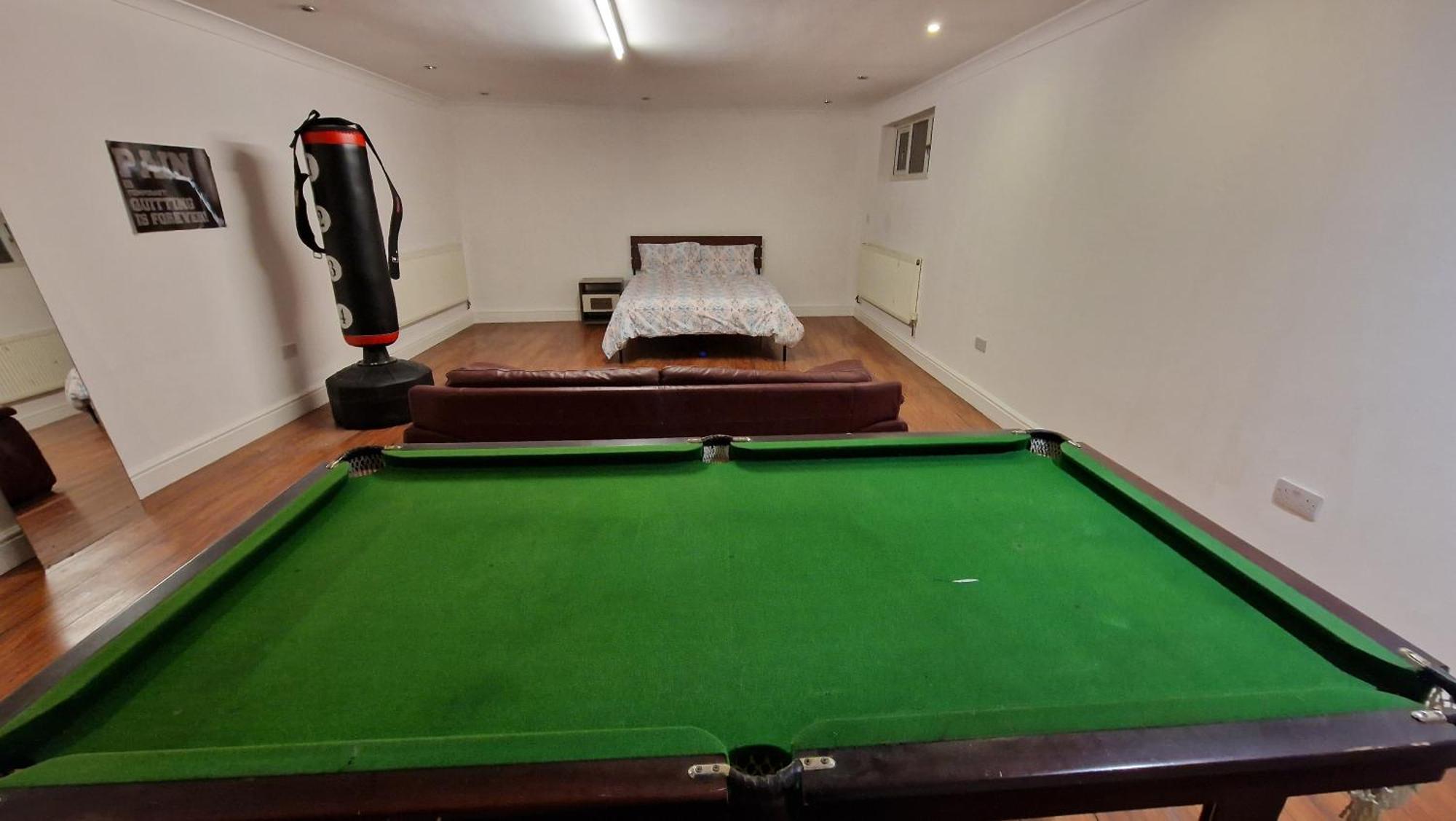 Large Annexe With Games Room Pool Table Ping Pong Air Hockey Movie Projector Уиндзор Екстериор снимка