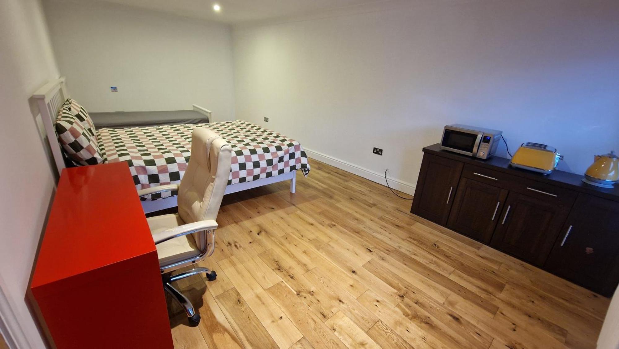 Large Annexe With Games Room Pool Table Ping Pong Air Hockey Movie Projector Уиндзор Екстериор снимка