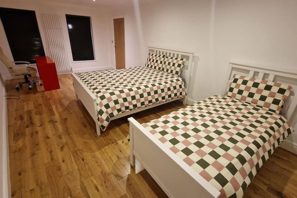 Large Annexe With Games Room Pool Table Ping Pong Air Hockey Movie Projector Уиндзор Екстериор снимка