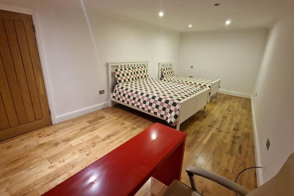 Large Annexe With Games Room Pool Table Ping Pong Air Hockey Movie Projector Уиндзор Екстериор снимка