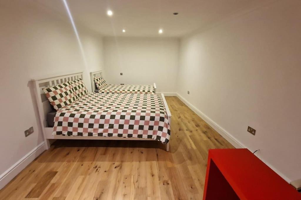 Large Annexe With Games Room Pool Table Ping Pong Air Hockey Movie Projector Уиндзор Екстериор снимка