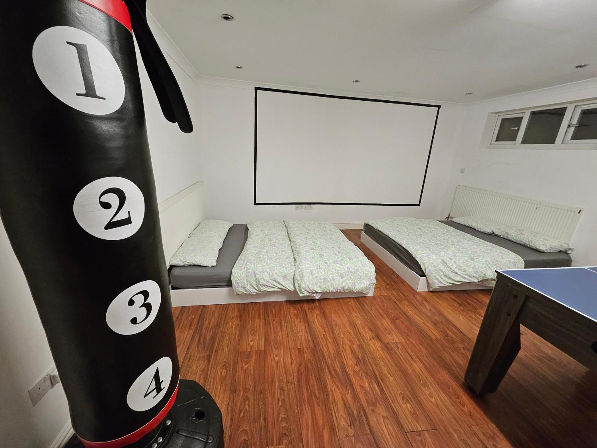 Large Annexe With Games Room Pool Table Ping Pong Air Hockey Movie Projector Уиндзор Екстериор снимка