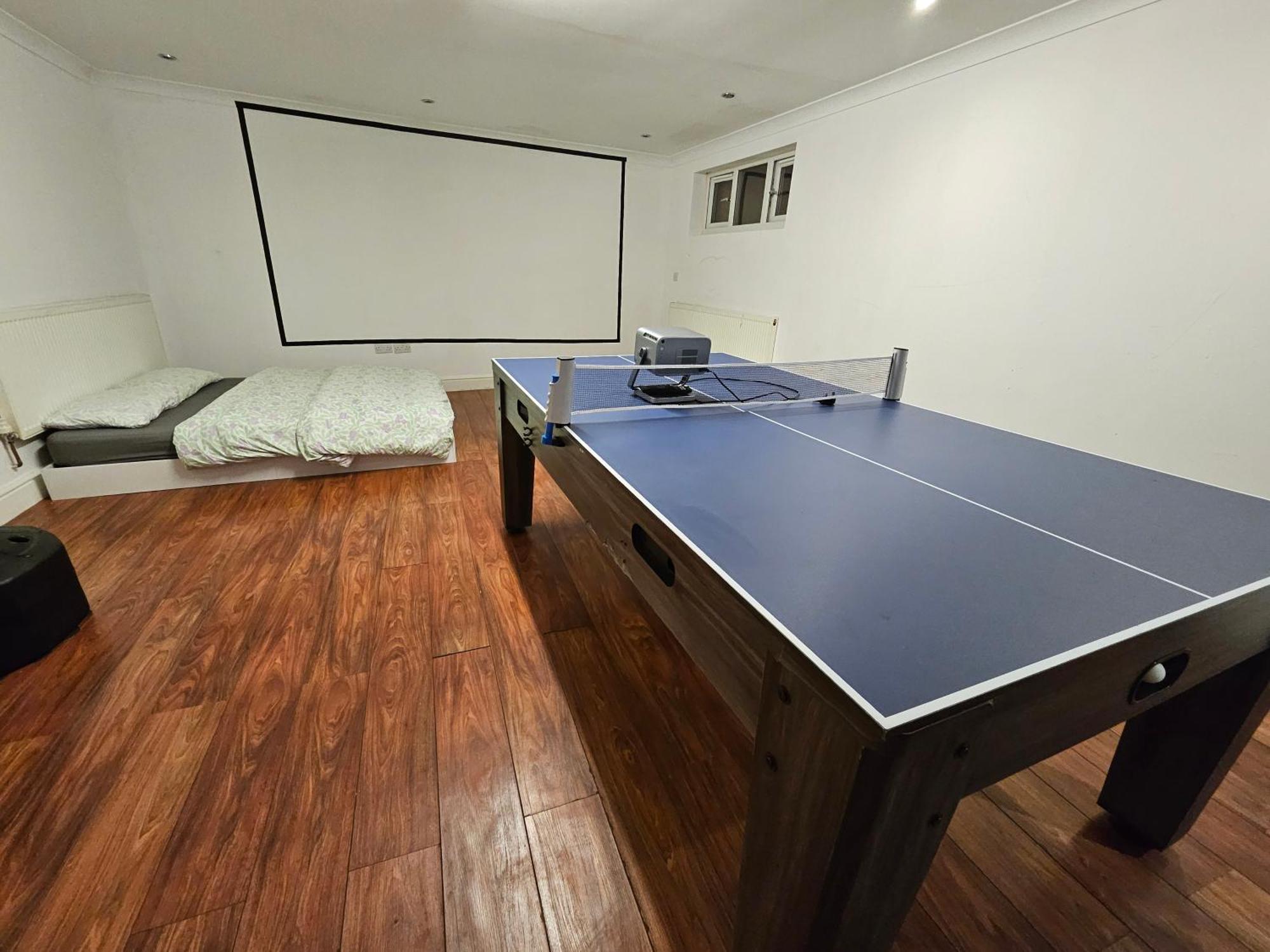 Large Annexe With Games Room Pool Table Ping Pong Air Hockey Movie Projector Уиндзор Екстериор снимка